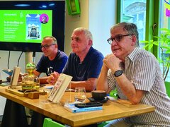 Begleitet von seinen guten Freunden Robert Șerban und Marcel Tolcea präsentierte Jan Cornelius in Temeswar sein neues Buch und begeisterte das Publikum mit satirischen Beobachtungen und feinem Witz.
Foto: die Verfasserin