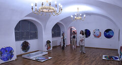 Nichts betritt Dana Fabini (links) lieber als einen Kunstsalon oder eine Galerie, in der Bilder immer noch die Hauptsache gegenüber Gästen bleiben. | Foto: Klaus Philippi