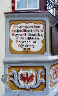 Markige Sprüche an den Häuserfassaden