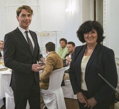 Gábor Czímen wurde für seine Recherchen über die Benesch-Dekrete 2023 mit dem Midas-Preis ausgezeichnet. Der Preis wurde ihm von Edit Slezak überreicht, der seinerzeitigen Midas-Präsidentin und Chefin der in der Slowakei erscheinenden ungarischen Tageszeitung „Új Szó“.
Foto: Berria