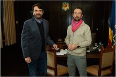 Gleich nach dem Interview ist Robert Schwarz (links) wieder unterwegs, diesmal zu einer Chorprobe. Denn er möchte jede Einzelheit seines neuen Jobs als Leiter des öffentlichen Hörfunks genauestens und persönlich kennenlernen.
Foto: Radiodifuziunea Româna