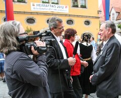 Im Einsatz für siebenbuerger.de : Robert Sonnleitner interviewt DFDR-Vorsitzenden Paul-Jürgen Porr vor der Kamera von Günther Melzer am Heimattag 2012 | Foto: siebenbuerger.de