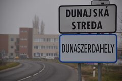 Knapp 10 Prozent der rund 5,4 Millionen Einwohner der Slowakei sind Angehörige der ungarischen Minderheit. In Gemeinden wie Dunaszerdahely/Dunajská Streda, in der die Minderheit mehr als 20 Prozent der Bürger stellt, können zweisprachige Ortsschilder aufgestellt werden – das ist eine sehr hohe Hürde.
